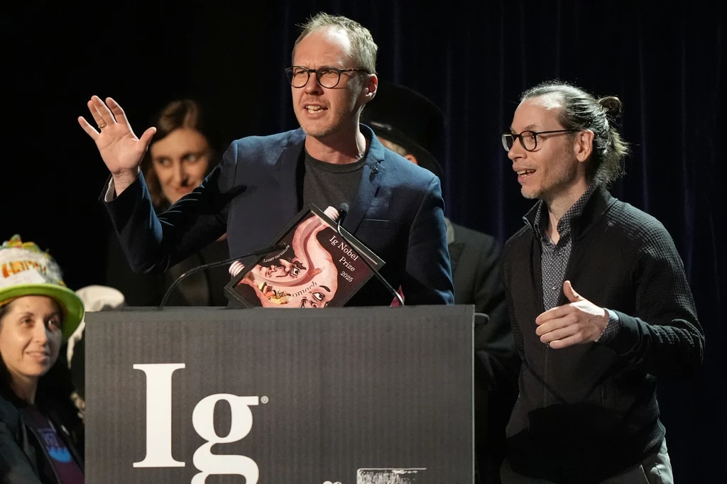 Nagrodę Ig Nobla w dziedzinie psychologii odebrali Marcin Zajenkowski (z lewej) i Gilles Gignac (z prawej) za badania nad tym, co dzieje się, gdy powie się komuś, że jest inteligentny Nagrodę Ig Nobla w dziedzinie psychologii odebrali Marcin Zajenkowski (z lewej) i Gilles Gignac (z prawej) za badania nad tym, co dzieje się, gdy powie się komuś, że jest inteligentny