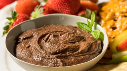 Smakowity krem czekoladowy zrobisz na bazie ciecierzycy i daktyli 