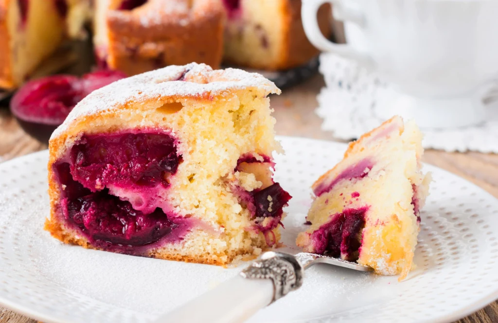 Placek ze śliwkami to ciasto, które świetnie sprawdzi się na początku jesieni