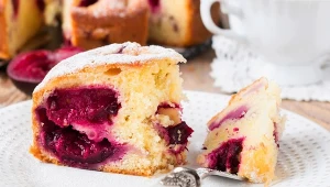 Placek ze śliwkami to ciasto, które świetnie sprawdzi się na początku jesieni