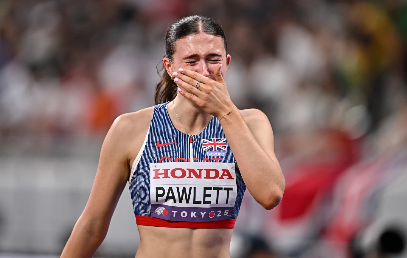 Dramat Abigail Pawlett. Brytyjka myślała, że dla niej to już koniec. A jednak dostała ponad 800 punktów Zawodniczka w stroju sportowym z logiem Wielkiej Brytanii oraz marki Honda trzyma dłoń na twarzy i wyraża silne emocje, prawdopodobnie wynikające z przeżycia podczas zawodów lekkoatletycznych.