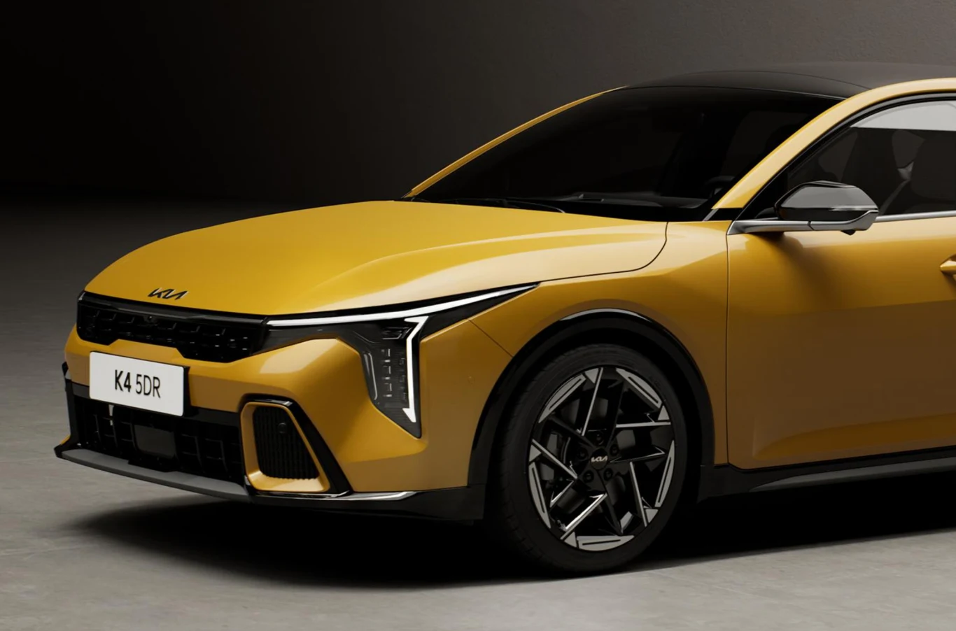 Przód żółtego samochodu marki Kia K4 z efektownymi, futurystycznymi reflektorami LED, wyrazistym grillem oraz sportowymi felgami, widoczna tablica rejestracyjna z napisem K4 5DR.