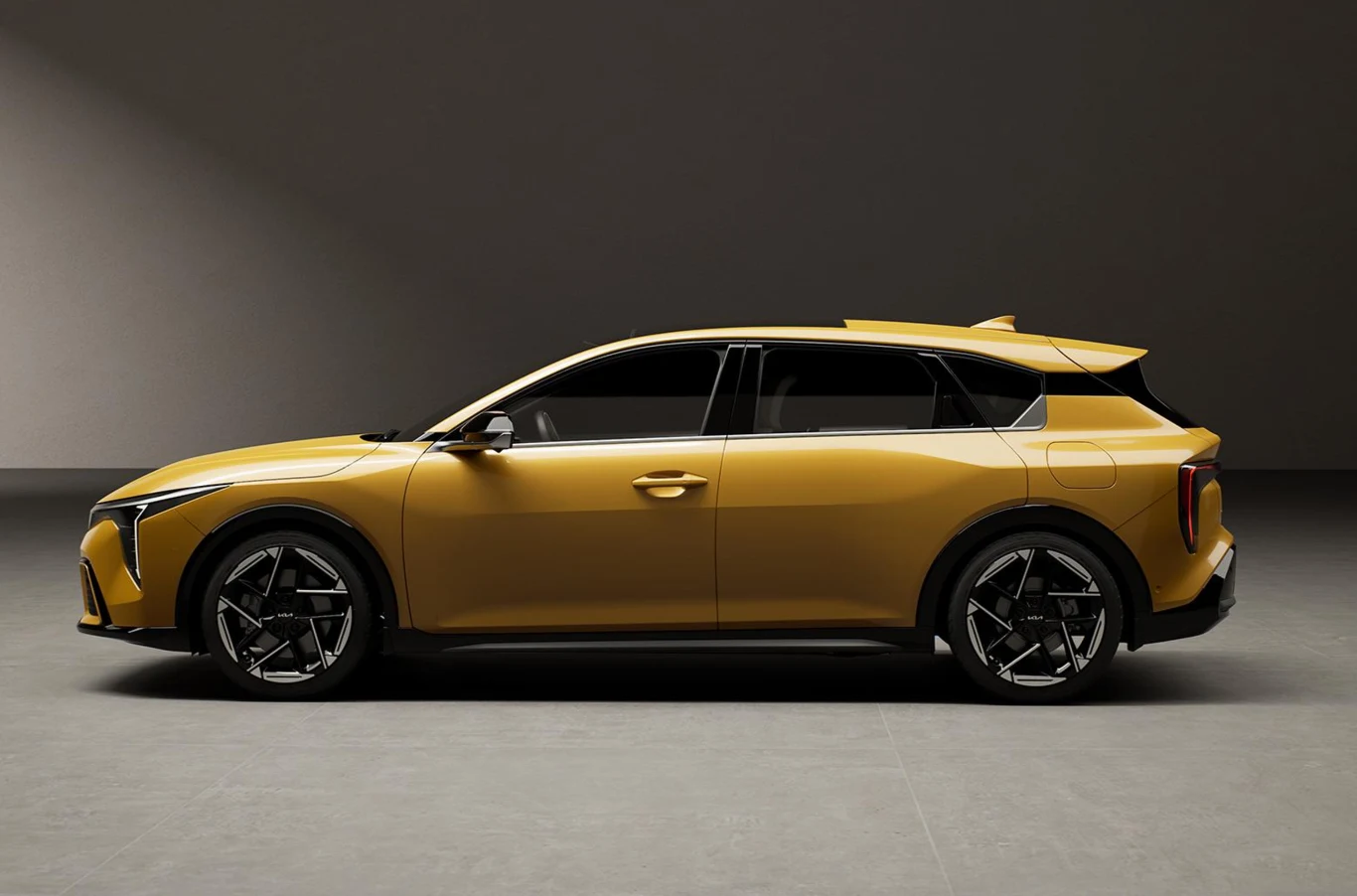 Nowoczesny samochód osobowy w kolorze żółtym ustawiony bokiem, na neutralnym tle, z wyraźnie widocznymi felgami i wyrazistymi liniami nadwozia.