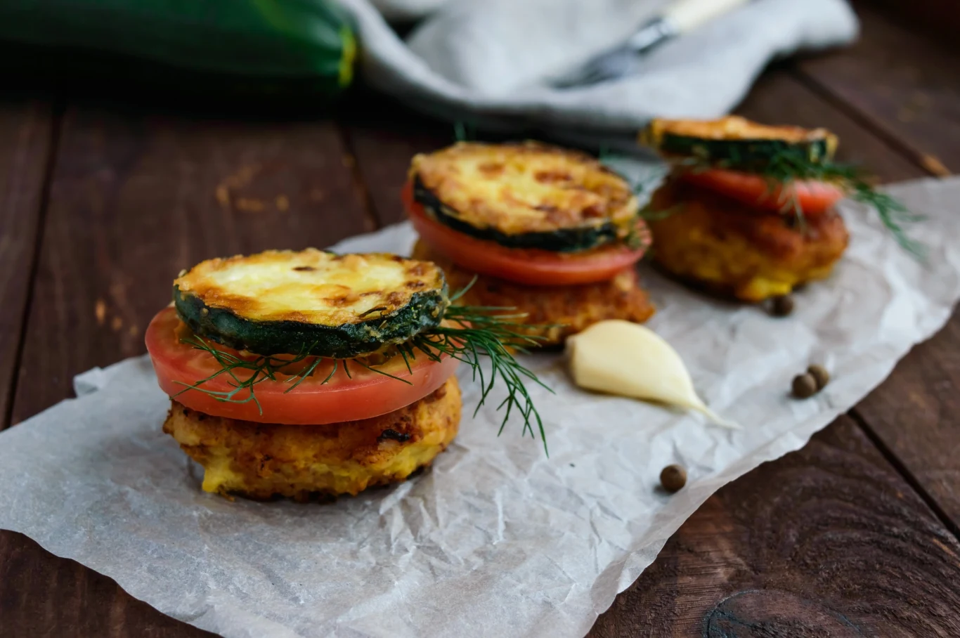 Kotleciki z cukinią to ciekawa przekąska pełna warzyw Kotleciki z cukinią to ciekawa przekąska pełna warzyw