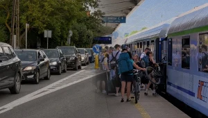 Z wakacyjnym "przeładowaniem" na Półwyspie Helskim mierzą się i podróżujący autami, i pasażerowie kolei. Na drodze są korki, a w pociągach tłumy