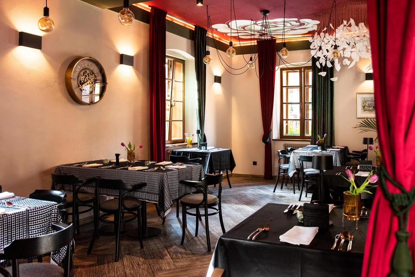 Wnętrze restauracji "Różana" Wnętrze restauracji "Różana"