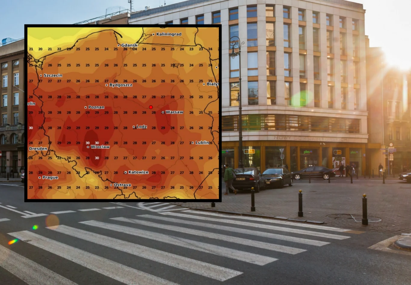 Do Polski dociera fala ciepła. Prognoza pogody na weekend Mapa temperatury w Polsce nałożona na tło miejskiego skrzyżowania, w okolicznych budynkach i samochodach widoczne są odbicia światła słonecznego, a przejście dla pieszych prowadzi przez szeroką ulicę.