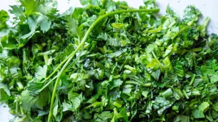 W natce pietruszki znajduje się mnóstwo cennych składników odżywczych 