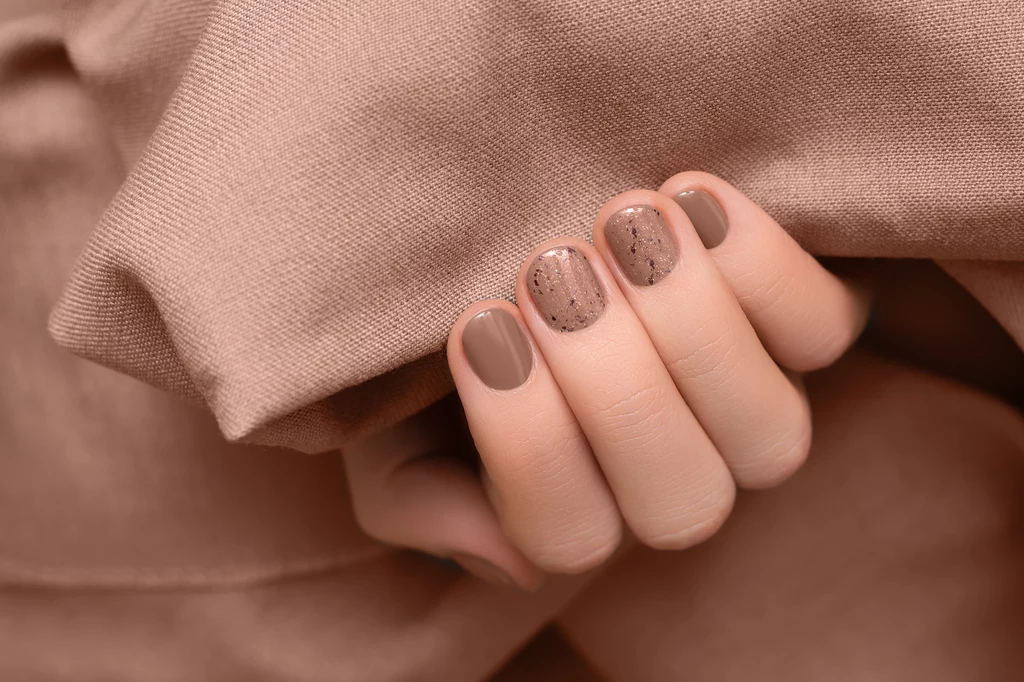 Mocha Mousse daje wiele możliwości, jeśli chodzi o stylizacje paznokci