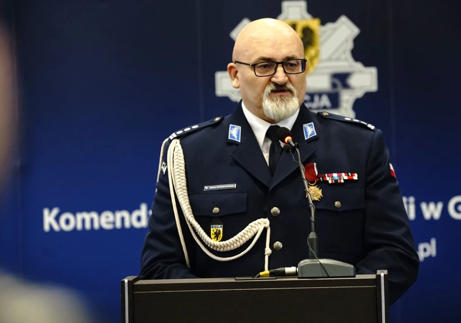 Insp. Dariusz Walichnowski może stracić stanowisko komendanta stołecznej policji Mężczyzna w mundurze policyjnym wygłaszający przemówienie przy mównicy, na tle tablicy z logo policji i nazwą komendy, na mundurze widoczne odznaczenia oraz biały sznur galowy.