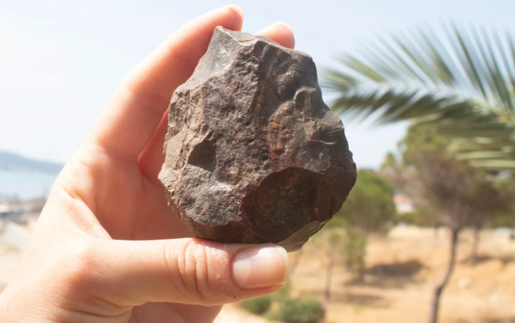 Jeden z artefaktów odkrytych na stanowisku archeologicznym w Ayvalıku