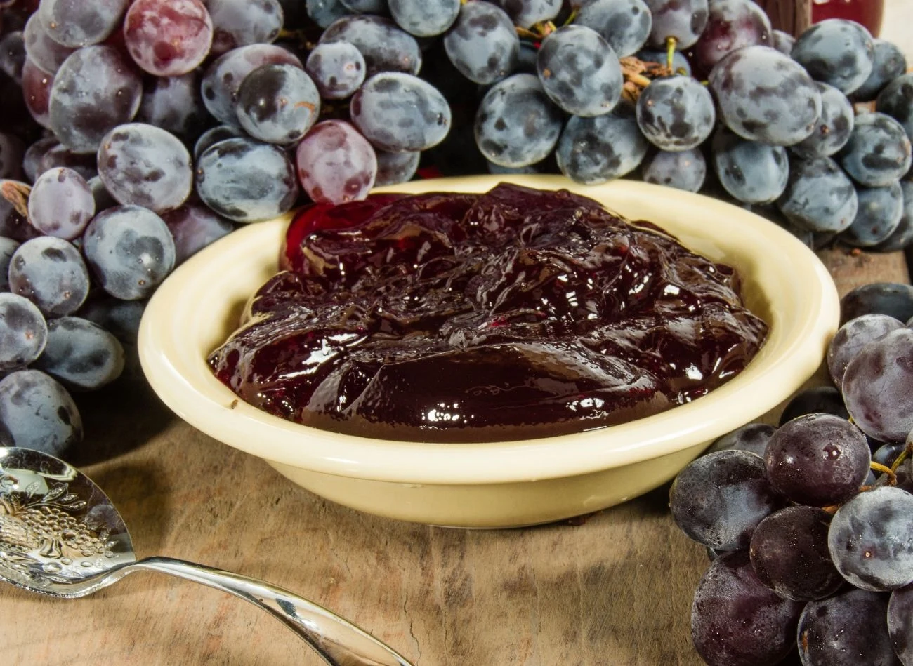 Galaretka z domowych winogron to prawdziwy hit. Niezastąpiona w gofrach i naleśnikach. Galaretka z domowych winogron to prawdziwy hit. Niezastąpiona w gofrach i naleśnikach.