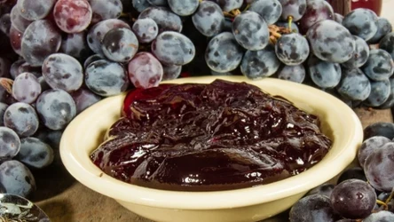 Galaretka z domowych winogron to prawdziwy hit. Niezastąpiona w gofrach i naleśnikach.