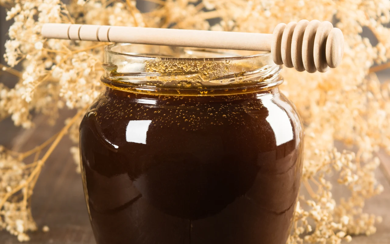 Miody ciemne, jak spadziowy, gryczany czy wrzosowy, mają najniższy indeks glikemiczny