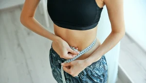 Plank to jedno z najprostszych ćwiczeń, które daje spektakularne efekty. Wystarczy minuta dziennie