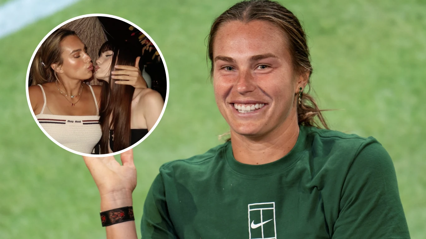 Aryna Sabalenka pokazała zdjęcie z siostrą Uśmiechnięta młoda kobieta w zielonej koszulce sportowej siedzi na tle zielonego boiska, pokazując dłoń, na której widnieje okrągłe wstawione zdjęcie dwóch kobiet na imprezie, z których jedna wydaje się składać pocałunek na policzku drugiej.