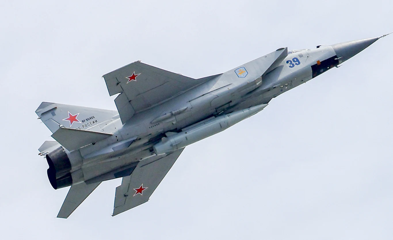 Rosyjskie myśliwce MiG-31 w piątek naruszyły przestrzeń powietrzną Estonii Wojskowy samolot myśliwski z czerwonymi gwiazdami na skrzydłach w locie, wykonany w barwach szarości i oznaczony numerem 39, dynamicznie unosi się na tle jasnego nieba.