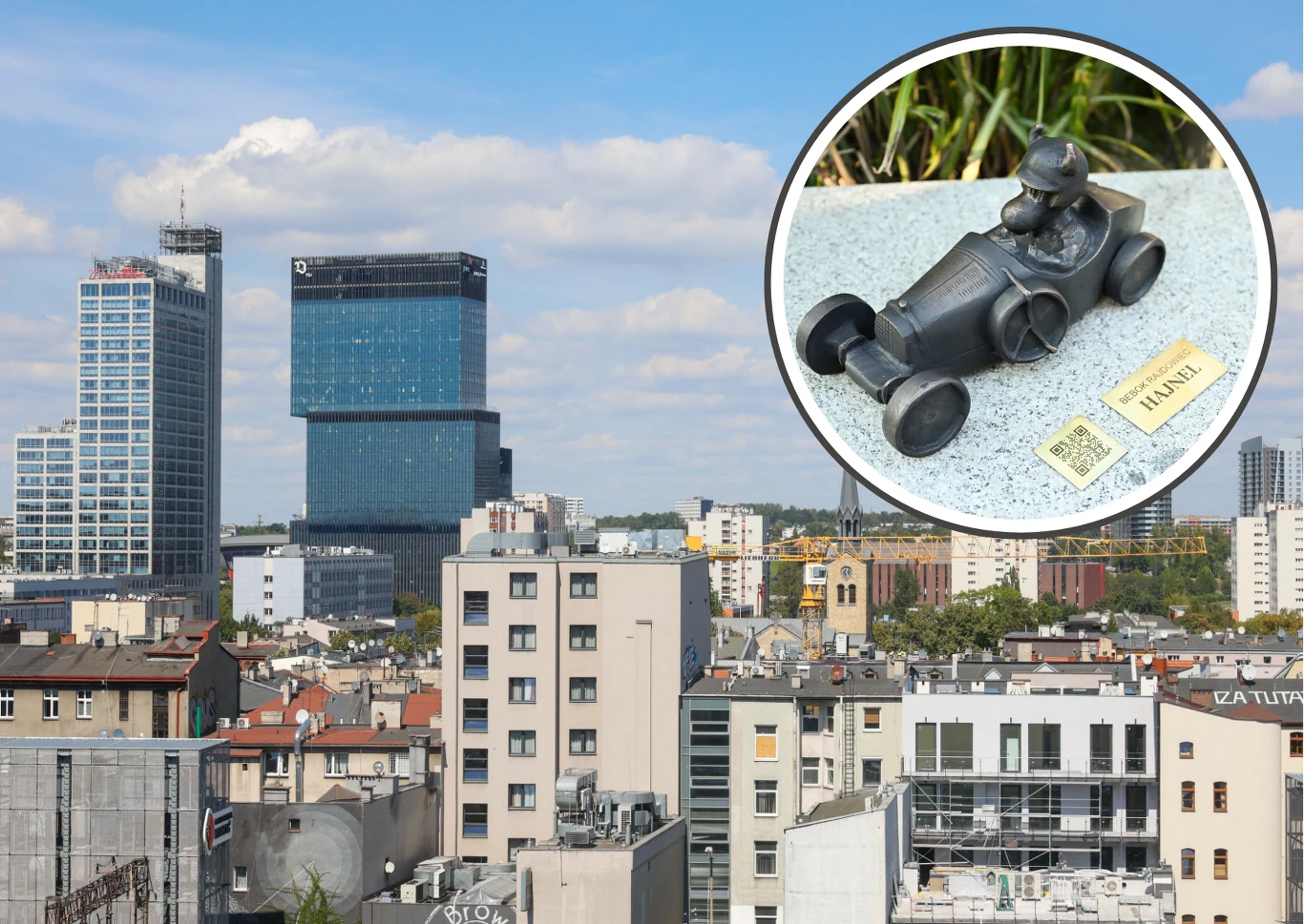Katowice mają nową atrakcję/Andrzej Cieplik Panorama miasta z charakterystycznymi nowoczesnymi wieżowcami, na tle błękitnego nieba z chmurami; w okręgu umieszczona jest miniaturowa figurka kierowcy wyścigowego w bolidzie z tabliczką "Złomek".