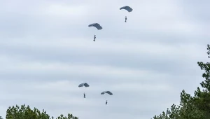 Ćwiczenia spadochroniarzy / zdjęcie ilustracyjne