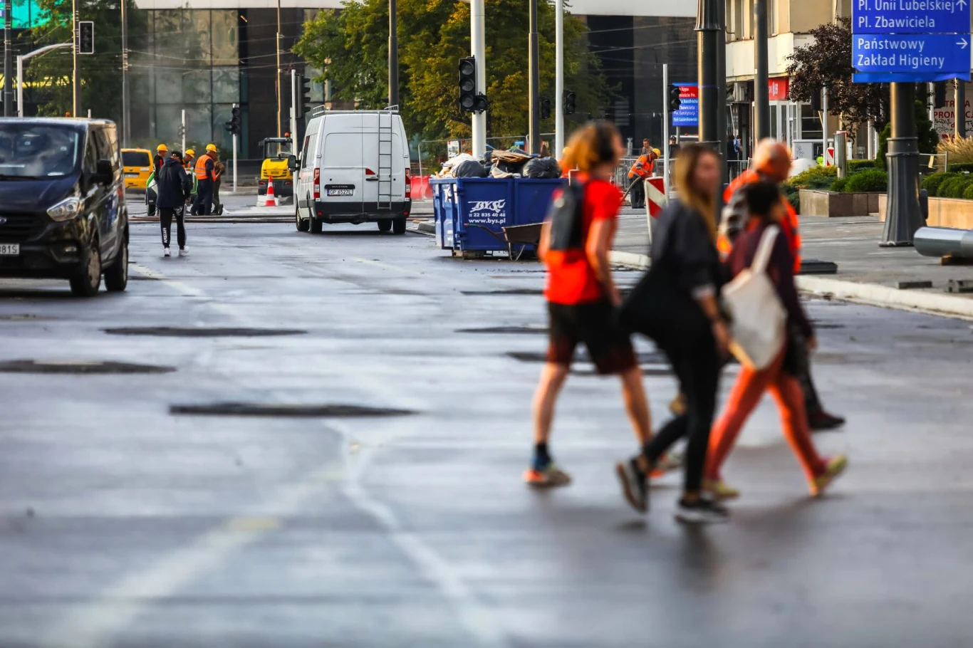 Jak należy zachować się wobec pieszych poza przejściem? Kierowca zbliża się do pieszego przechodzącego przez jezdnię poza przejściem dla pieszych