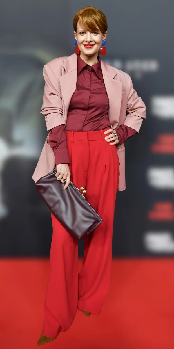 Karolina Gruszka połączyła najgorętsze jesienne trendy. Na premierze przyciągała spojrzenia