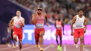 Dominik Kopeć (z lewej) w półfinałowym biegu w Tokio