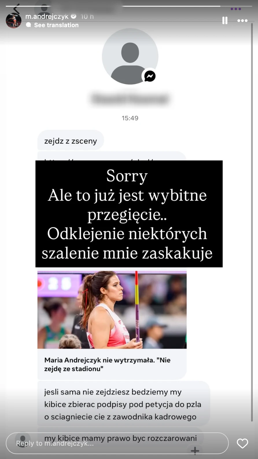Wiadomość prywatna na portalu społecznościowym, w której nadawca żąda od sportowczyni zakończenia kariery i grozi zbieraniem podpisów za jej usunięciem z kadry, podkreślona reakcją osoby zainteresowanej z napisem wyrażającym oburzenie.