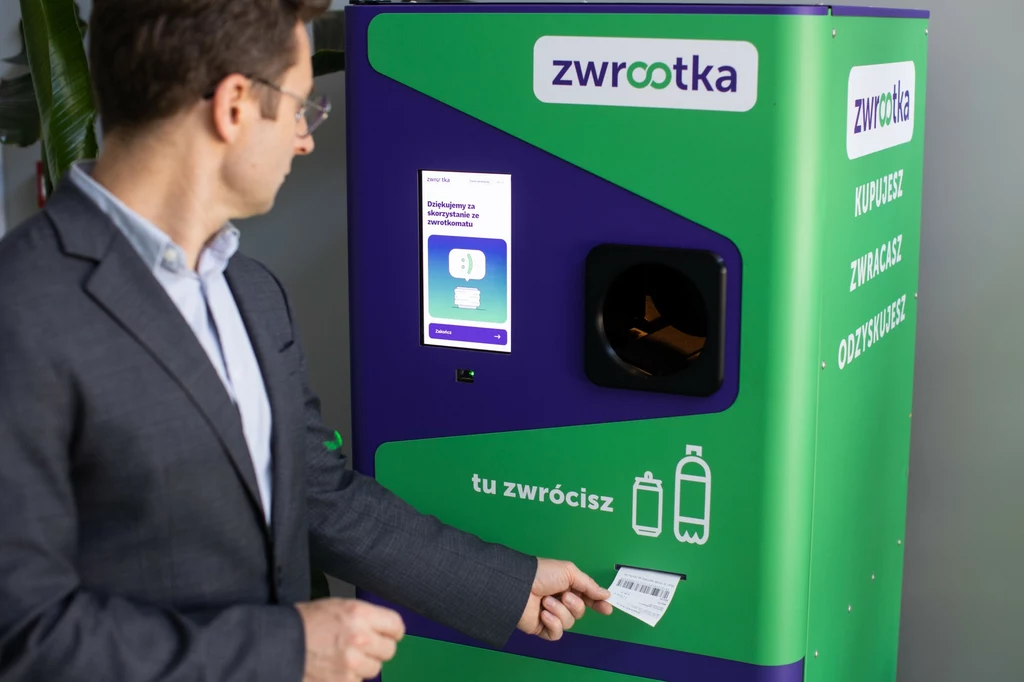 A co z opakowaniami, na których nie widnieje logo systemu kaucyjnego? Butelki i puszki nieobjęte systemem zwrotów możesz bez obaw wyrzucać do zwykłych pojemników na odpady. A co z opakowaniami, na których nie widnieje logo systemu kaucyjnego? Butelki i puszki nieobjęte systemem zwrotów możesz bez obaw wyrzucać do zwykłych pojemników na odpady.