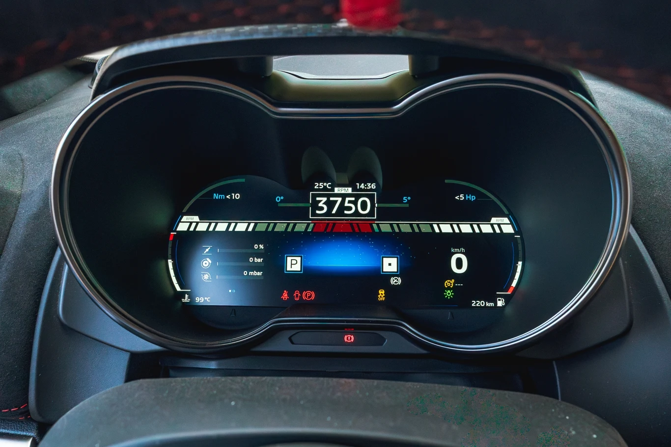 Wirtualne zegary w trybie torowym na pierwszym miejscu stawiają widok obrotomierza Cyfrowy panel zegarów samochodu z wyraźnym licznikiem kilometrów, informacjami o prędkości, temperaturze, poziomie paliwa oraz ikonami systemów wspomagania jazdy.