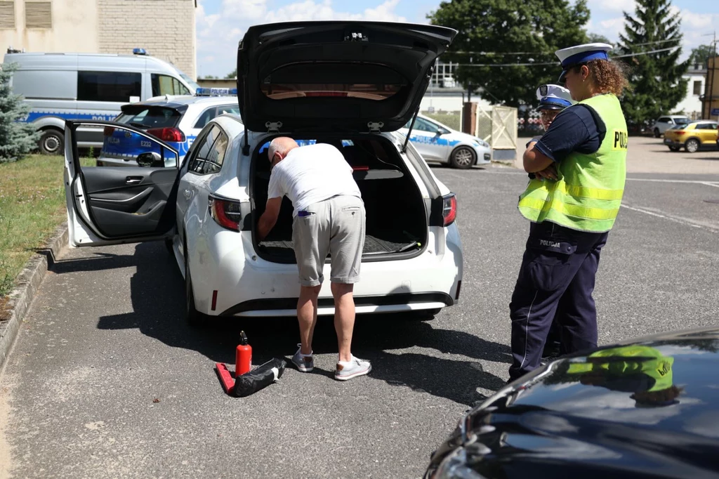 Policjanci mogą skontrolować stan wyposażenia auta