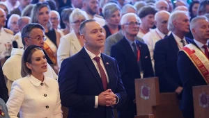 Prezydent Karol Nawrocki i pierwsza dama Marta Nawrocka podczas mszy świętej w Narodowym Sanktuarium Matki Bożej Częstochowskiej w Doylestown