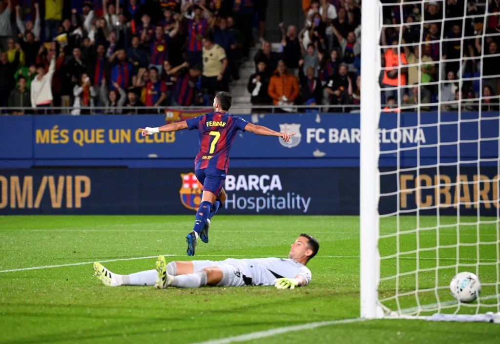 Po uderzeniach Ferrana Torresa w niedzielny wieczór David Soria kapitulował dwukrotnie Zawodnik FC Barcelony w koszulce z numerem 7 świętuje zdobycie gola, rozkładając ręce, podczas gdy bramkarz leży na murawie, a piłka znajduje się w siatce. W tle widoczna jest trybuna z kibicami i banerami klubu.