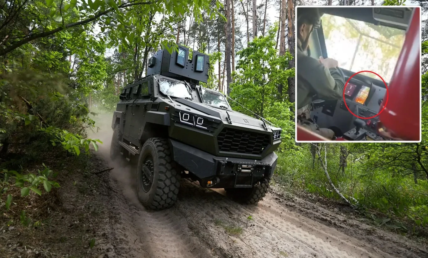 Nowy ukraiński pojazd opancerzony Inguar-3 przetrwał bezpośrednie trafienie dronem FPV Opancerzony pojazd wojskowy z nowoczesnym wyposażeniem porusza się po zalesionej, błotnistej drodze, w tle liczne drzewa i krzewy. W prawym górnym rogu mała wstawka ukazująca wnętrze pojazdu ze szczegółem technologicznego wyposażenia.