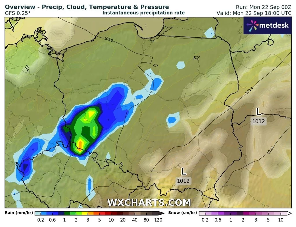 Mapa z prognozą opadów dla części Polski, pokazuje intensywne opady deszczu w południowo-zachodniej części kraju, oznaczone różnymi kolorami według skali intensywności oraz ciśnienie atmosferyczne z zaznaczonymi centrami niskiego ciśnienia.