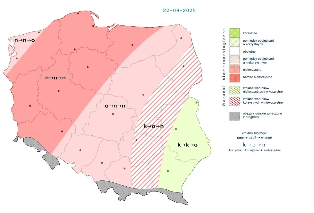 Kolorowa mapa Polski pokazująca biometeorologiczne warunki zdrowotne na poszczególnych obszarach w dniu 22-09-2025 z podziałem na różne strefy i oznaczeniami legendy informującej o stopniu korzystności warunków.