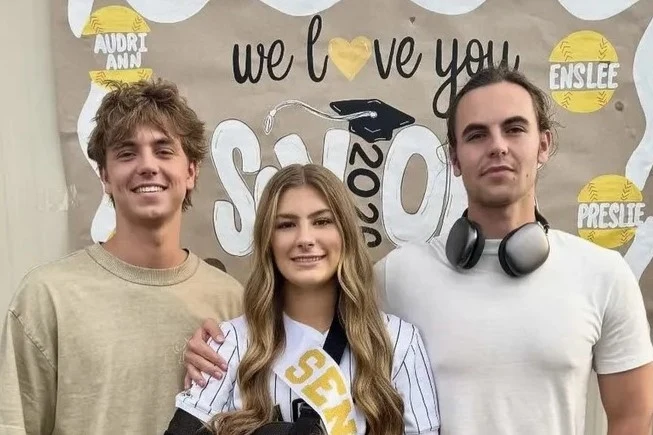 Tak wyglądają obecnie synowie Britney Spears Trójka młodych ludzi pozuje razem na tle dekoracji z napisem 'we love you' oraz 'SENIOR', centralna postać nosi szarfę z napisem 'SENIOR', obok dwie osoby w swobodnych ubraniach, jedna trzyma słuchawki na szyi.