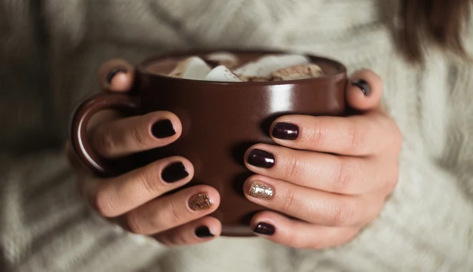 Kolor "espresso brown" jest hitem nie tylko w salonach kosmetycznych. W sieciówkach jest teraz mnóstwo dodatków w brązowych tonach