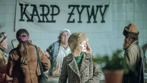 Lesley Manville w scenie z filmu "Zima pod znakiem Wrony"