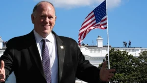 Media donoszą o przyjęciu łapówki przez Toma Homana, zwanego "carem granicy" Donalda Trumpa