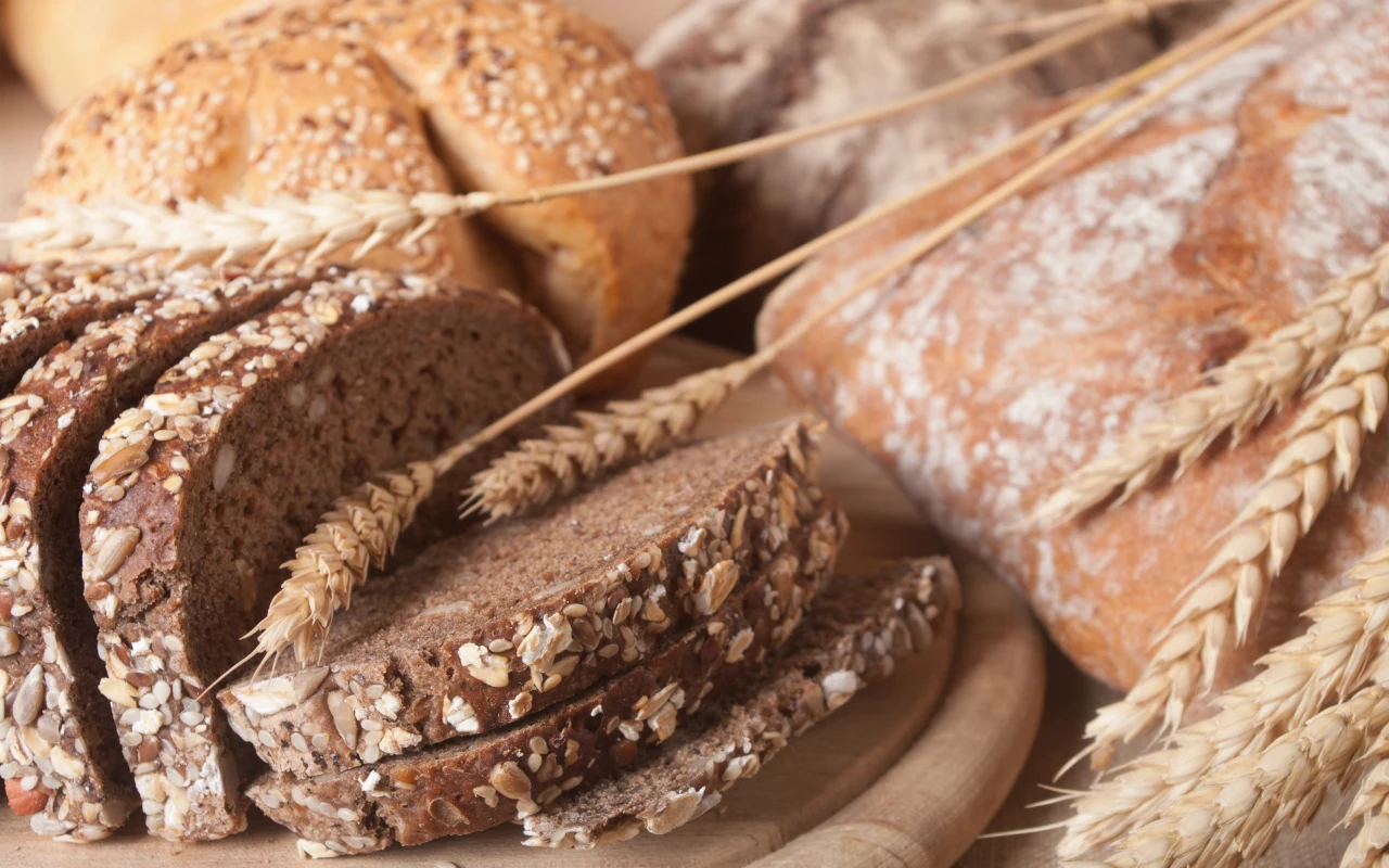Aby rozpoznać prawdziwy żytni razowy, w piekarni koniecznie weź go do ręki