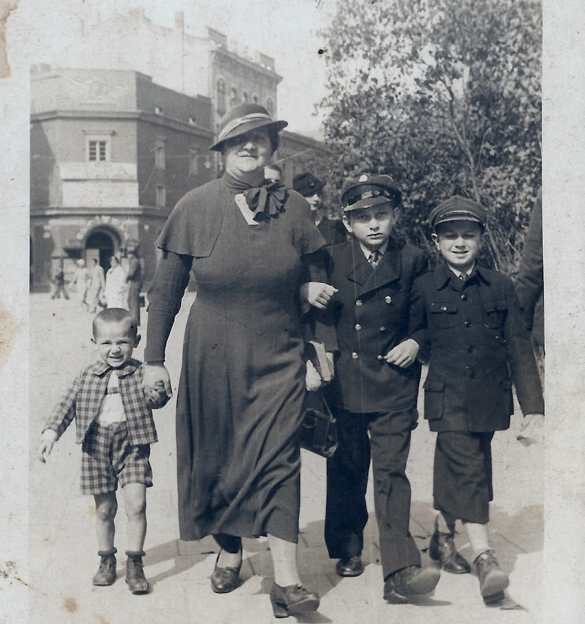 Cyla z synami Józefem, Marcelem i Ignacym na ul. Szewskiej w Krakowie, połowa lat 30.