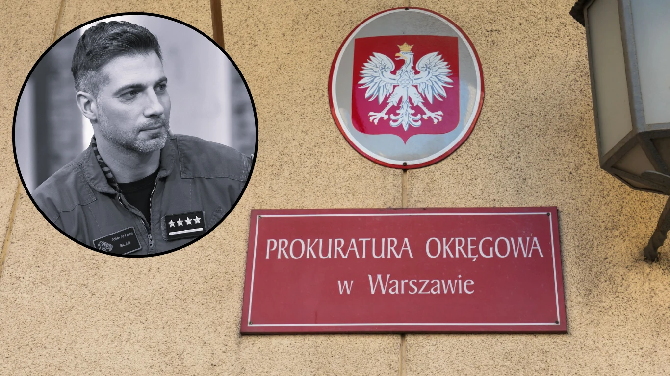 Odczytano czarne skrzynki samolotu, w którym zginął pil. Maciej "Slab" Krakowian Tablica z napisem Prokuratura Okręgowa w Warszawie oraz godło Polski, obok w kółku zdjęcie mężczyzny w mundurze.
