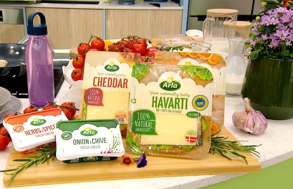 Omlet z serem Havarti i sałatką z pomidorków