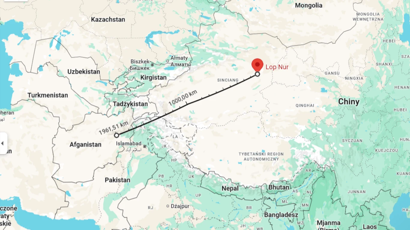 Mapa wyświetlająca trasę pomiędzy Afganistanem a punktami na terenie Chin, z zaznaczoną prostą linią łączącą dwa miejsca oraz skalą odległości; na mapie widoczne są także państwa takie jak Pakistan, Uzbekistan, Tadżykistan i Kirgistan.