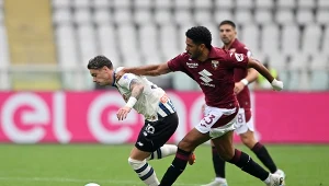 Nicola Zalewski podczas meczu z Torino