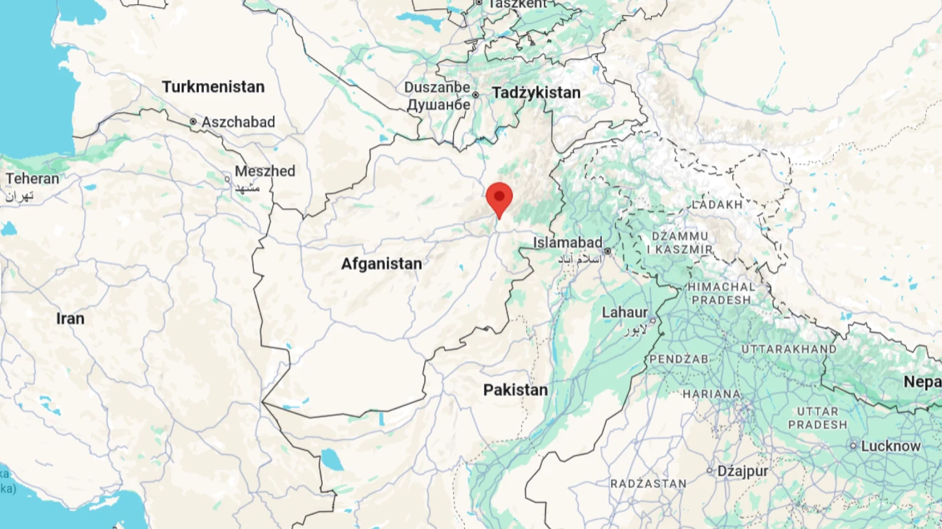 Mapa przedstawiająca obszar Azji Środkowej z zaznaczonym punktem na terenie Afganistanu, widoczne granice krajów oraz największe miasta regionu.