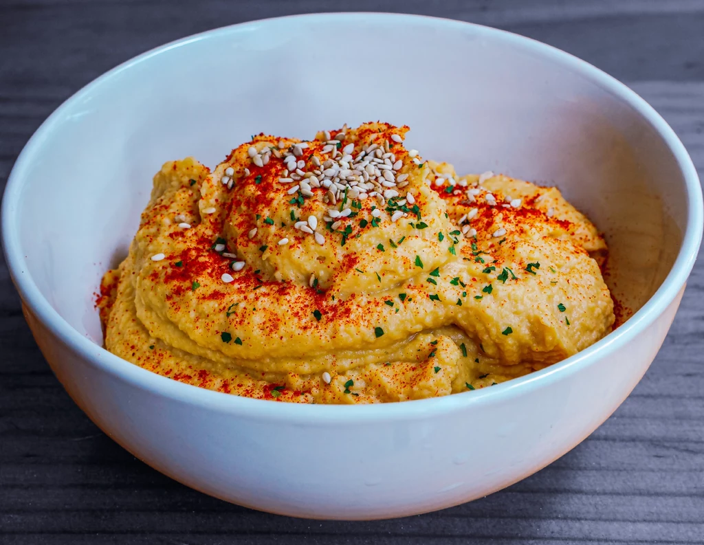 Dyniowy hummus to pyszna, sezonowa pasta, idealna na kanapki lub jako przekąska