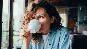Dlaczego kelnerzy podają do kawy wodę? Powód może zaskakiwać