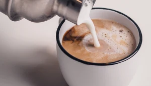 Dodatek do kawy lepszy od mleka. Tak działa popularna w Azji i u osób na diecie kawa z mleczkiem kokosowym