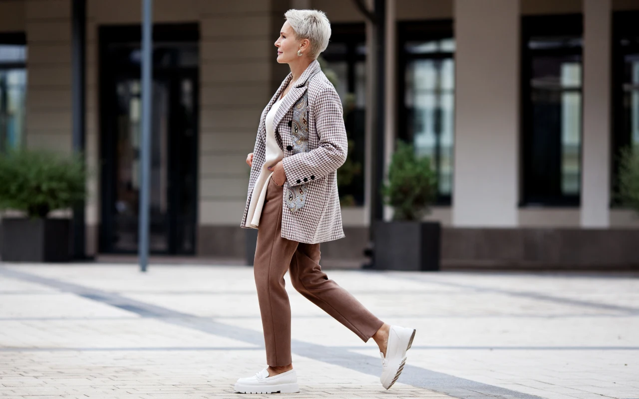 Chcesz wyglądać młodziej? Baw się modą i eksperymentuj 